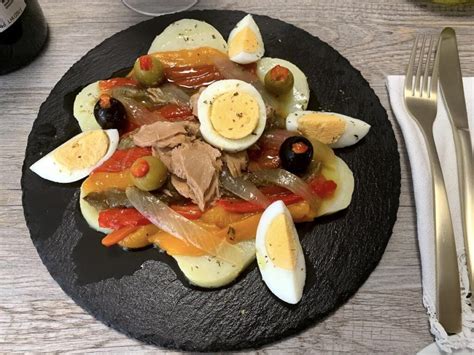 Plato de escalivada terminada con atún y huevo duro