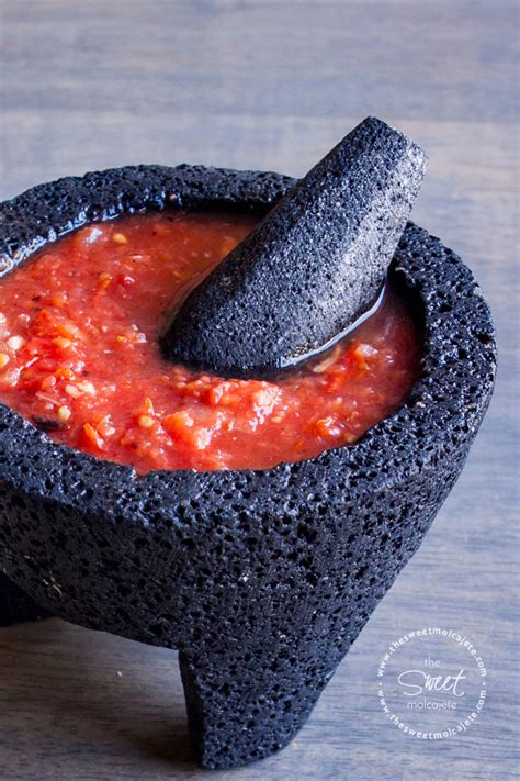 Molcajete con ingredientes para salsa roja
