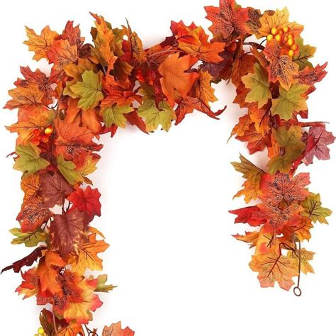 Guirnalda de hojas de otoño decorando una ventana