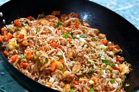 Arroz chino frito en un wok con verduras y proteínas