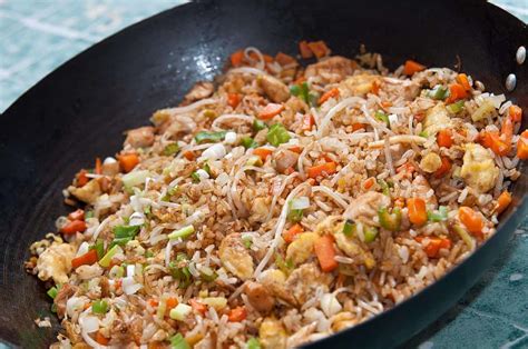 Ingredientes para arroz chino: gambas, pollo, zanahoria, guisantes, huevos, cebolleta, jengibre