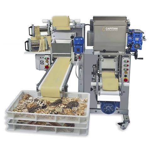 Máquina de pasta cortando fideos ramen