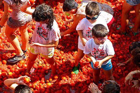 Niños lanzándose tomates en la Tomatina infantil