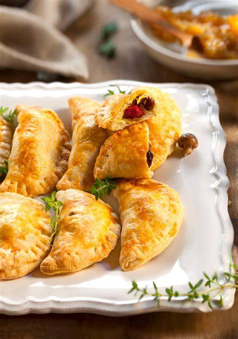 Ingredientes para el relleno de empanadillas: setas, bacon, cebolla