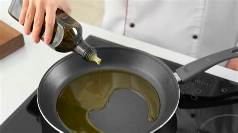 Aceite de oliva en una sartén