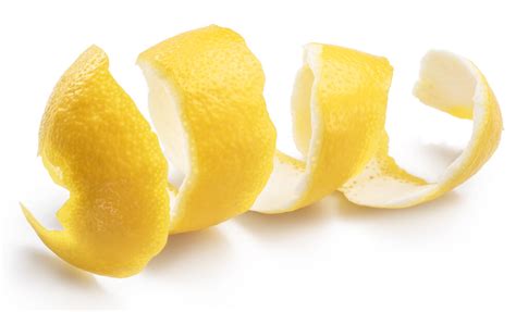 Cáscara de limón friéndose en aceite