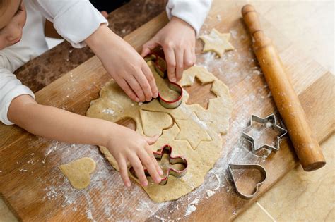 Niños preparando galletas en la cocina