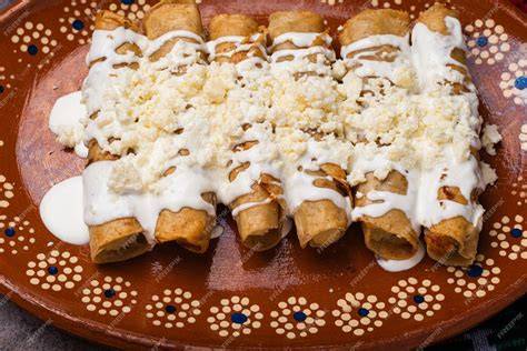 Croûtons dorados en un plato