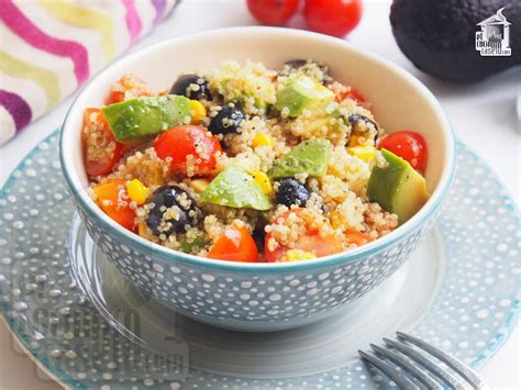 Bol de quinoa con aguacate y alubias negras