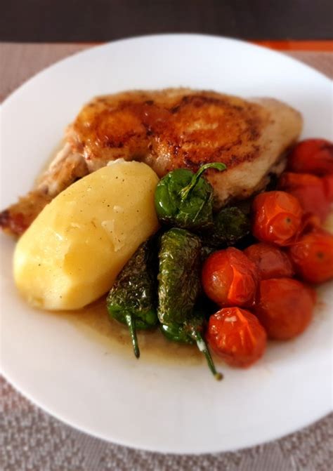 Plato de bienmesabe de pollo con guarnición de tomatitos cherry