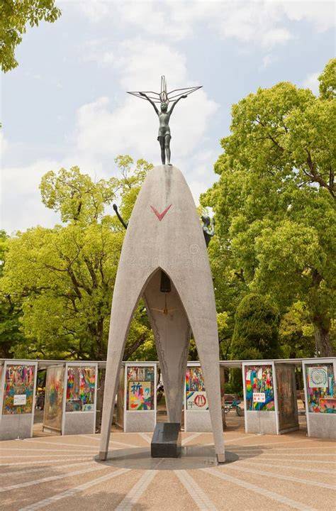 Monumento a la Paz de los Niños en Hiroshima, Japón, con grullas de papel