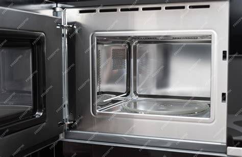 Microondas de acero inoxidable integrado en una cocina moderna