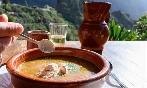 Infografía de ingredientes principales de la gastronomía canaria
