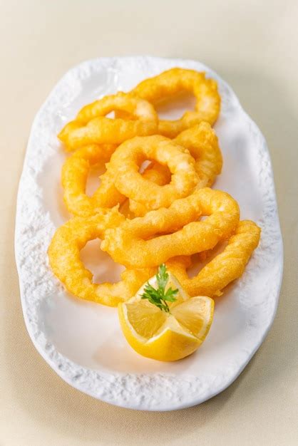 Calamares a la romana recién hechos con mayonesa cítrica