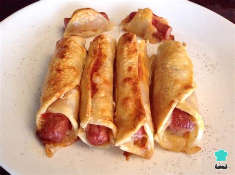 Plato terminado de salchichas envueltas en masa de empanada y queso