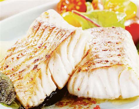 Abadejo al horno con pimentón, ajo, limón y vegetales