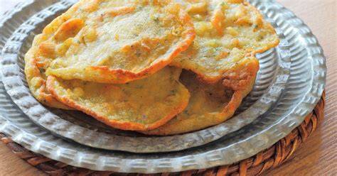 Tortillas de camarones servidas como tapa con una bebida