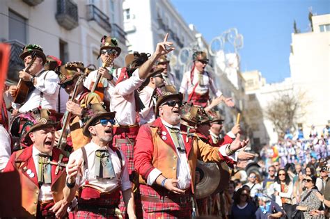 Escena de celebración de Carnaval en Cádiz con personas disfrutando de tapas