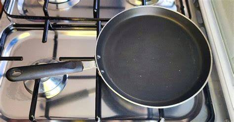 Crêpes cocinándose en una sartén antiadherente