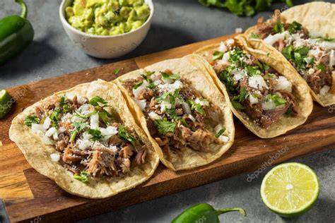 Tacos de cerdo deshilachado con cebolla y cilantro