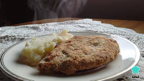 Milanesa con gremolata y chips de papas violeta