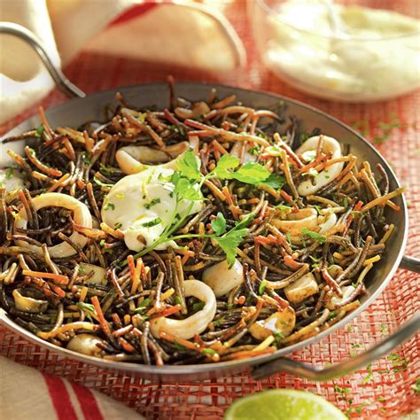 Fideuá negra con calamares y alioli