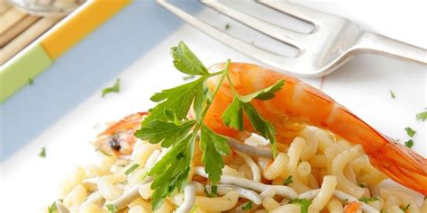 Fideuá de gulas y langostinos