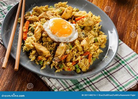 Plato de Nasi Goreng con huevo frito