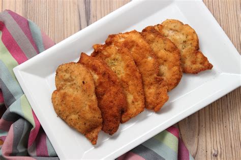 Plato de filetes de pollo empanados dorados y crujientes recién hechos