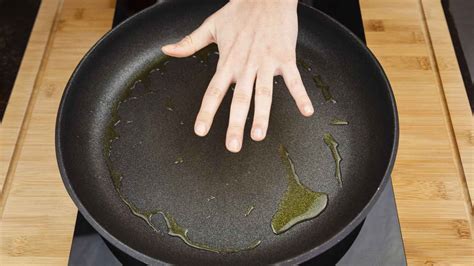 Sartén con aceite caliente friendo filetes de pollo dorados