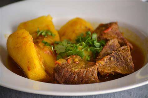Sudado de carne colombiano servido con arroz y aguacate