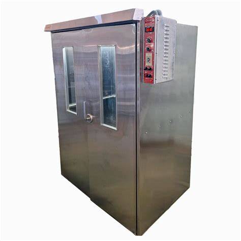 Cámara de fermentación con ruedas en un obrador de panadería