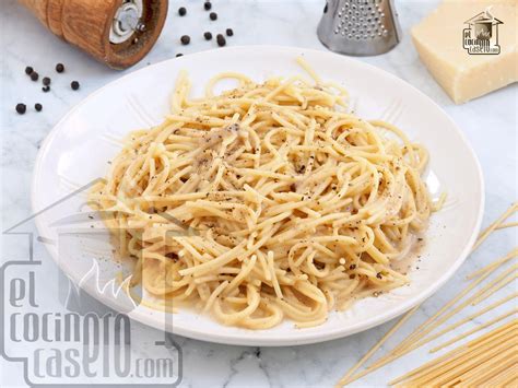 Plato de pasta cacio e pepe con textura cremosa