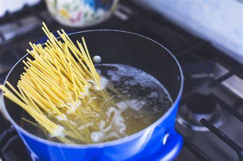 Cocer pasta en agua hirviendo con sal