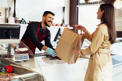 Davood Tiri atendiendo a los clientes