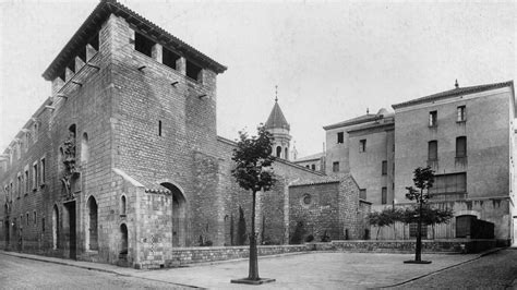 Fachada de un edificio histórico en El Raval