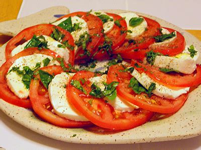 Plato de ensalada de tomate y mozzarella