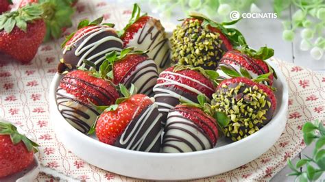 Tortitas cetogénicas con fresas y chocolate