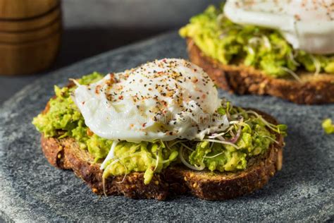 Tostada de aguacate con huevo pochado