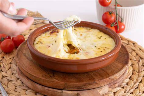 Queso provolone en un plato
