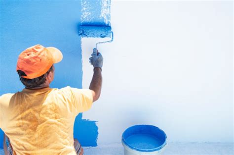 Pintor preparando la pared