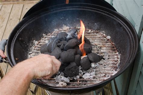 Carbón encendiéndose en una parrilla