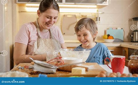 Niños formando galletas con la masa
