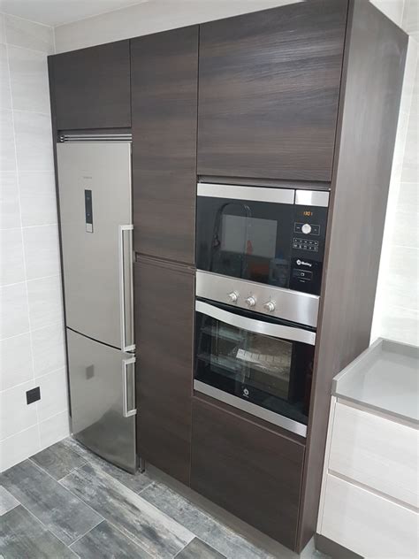 Microondas integrable instalado en columna de cocina