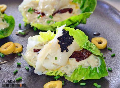 Plato de cogollos con bacalao ahumado y salsa tártara