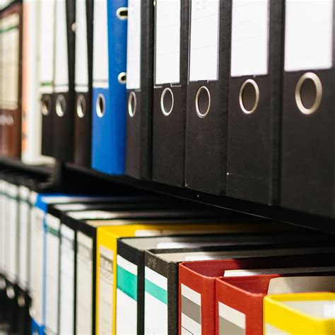 Esquema de organización de oficina con archivadores y carpetas