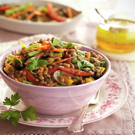 Ensalada de lentejas fresca y colorida con vegetales