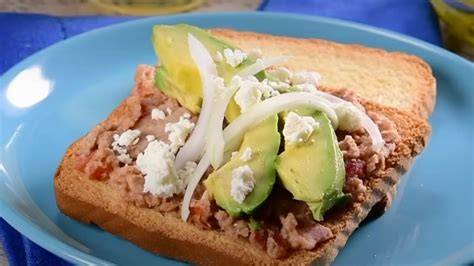 pan tostado con carne y salsa cremosa