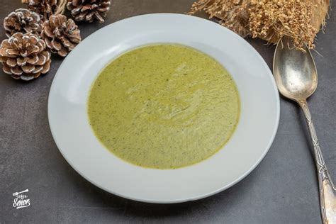 Crema de judías verdes y patatas en un tazón
