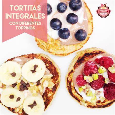 Variedad de tortitas integrales saladas con diferentes toppings